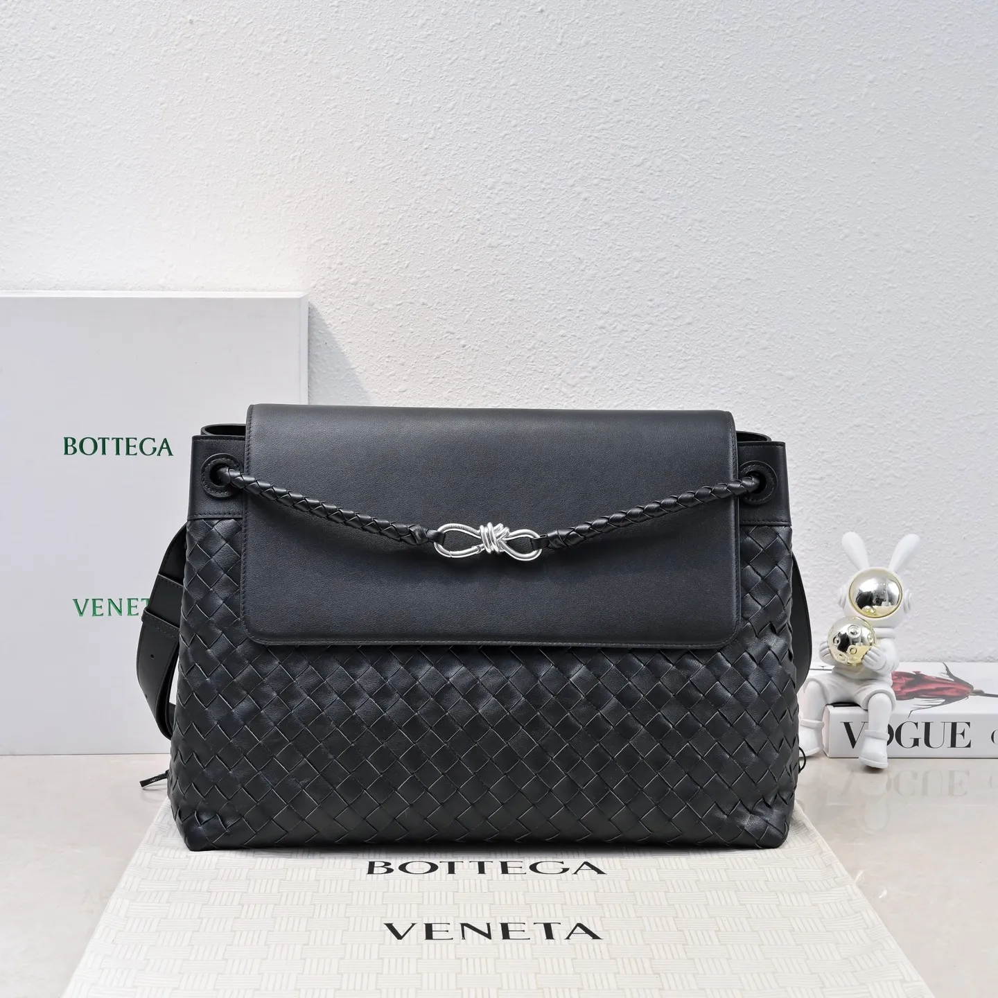 Batch 2960 BOTTEGA VENETA 2025 new men's ANDIAMO backpack Bottega Veneta's main recommendation is undoubtedly Andiamo. The first new favorite of 2025 is a men's splayed buckle bag. It can be seen that the designer has used many small ideas. The detachable cross-body strap is very convenient for elite office workers to carry their work diary. Reduce the burden on your hands when carrying office supplies. The interior is divided into two large compartments and a small zippered compartment. Unlike the women's model, the compartments here are not detachable. The fixed large single layer also makes it easier to pack lightly when going out to work and avoids the accumulation of too many small items. Style number: 5969 Size: 43*32*20cm